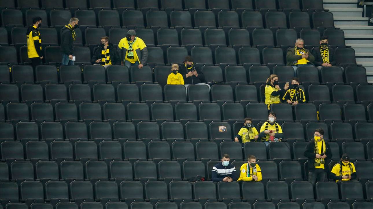 Ein Schalke-Fan verfolgte das Revierderby im BVB-Stadion