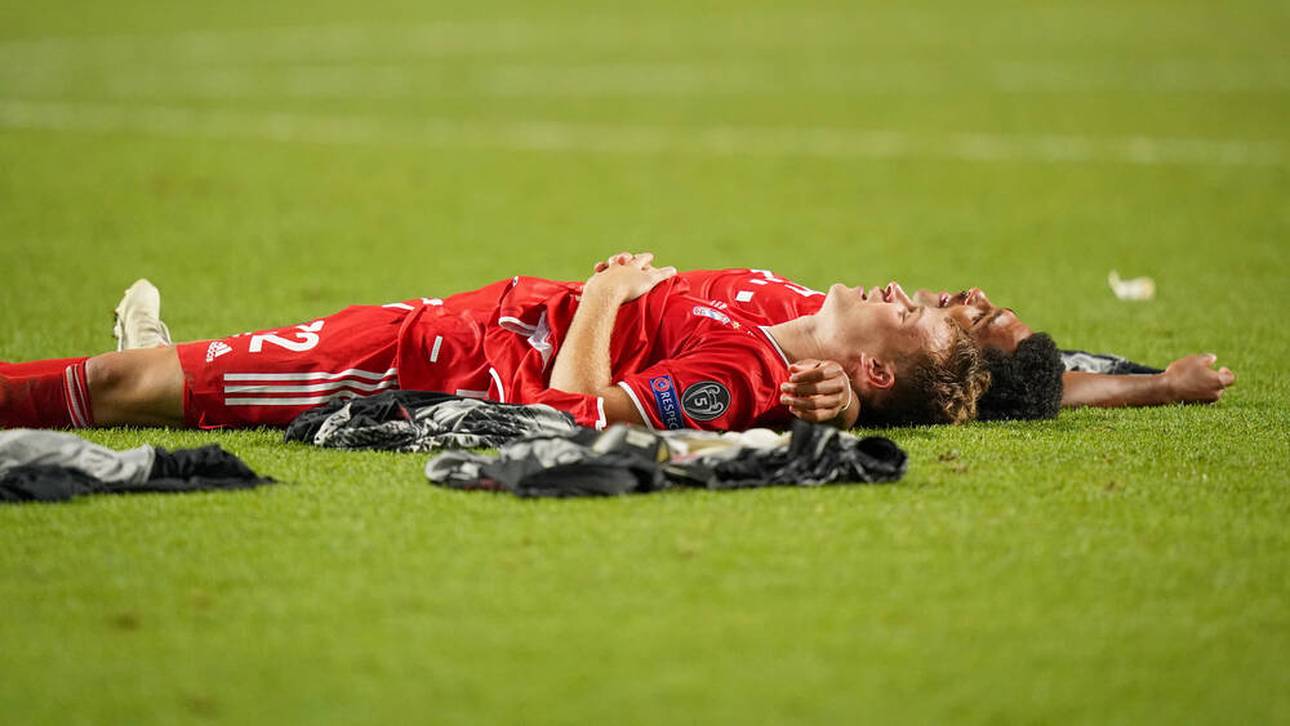 Joshua Kimmich und Serge Gnabry liegen nach dem Triumph auf dem Rasen