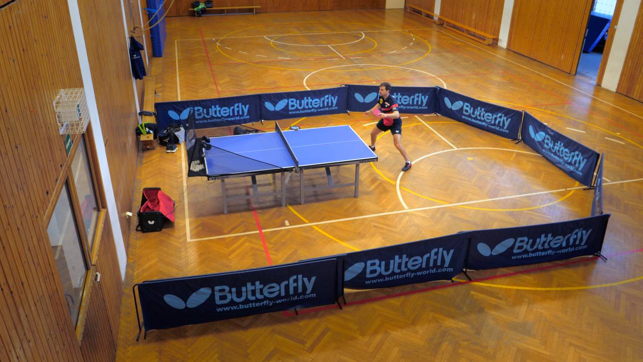 Timo Boll trainiert mit einem Roboter