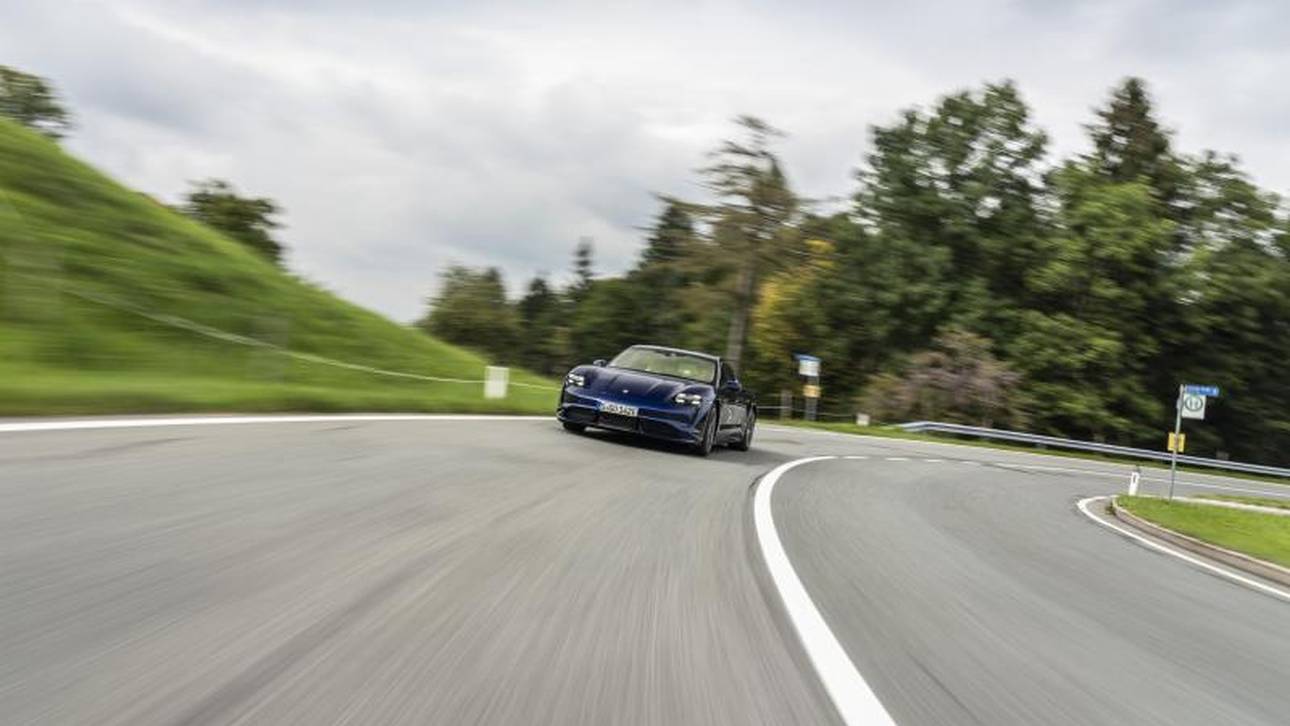 Beim Fahrverhalten ist auch der Taycan ein typischer Porsche. So erreicht er in 2,8 Sekunden 100 km/h und fährt bis zu 260 km/h schnell