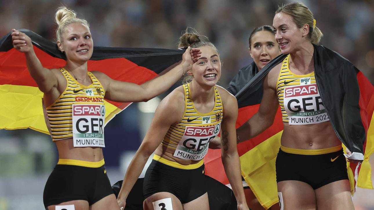 Die deutsche Staffel um Lisa Mayer (l.), Gina Lückenkemper (2. v. l.), Rebekka Haase (2. v. r.), Alexandra Burghardt (r.)