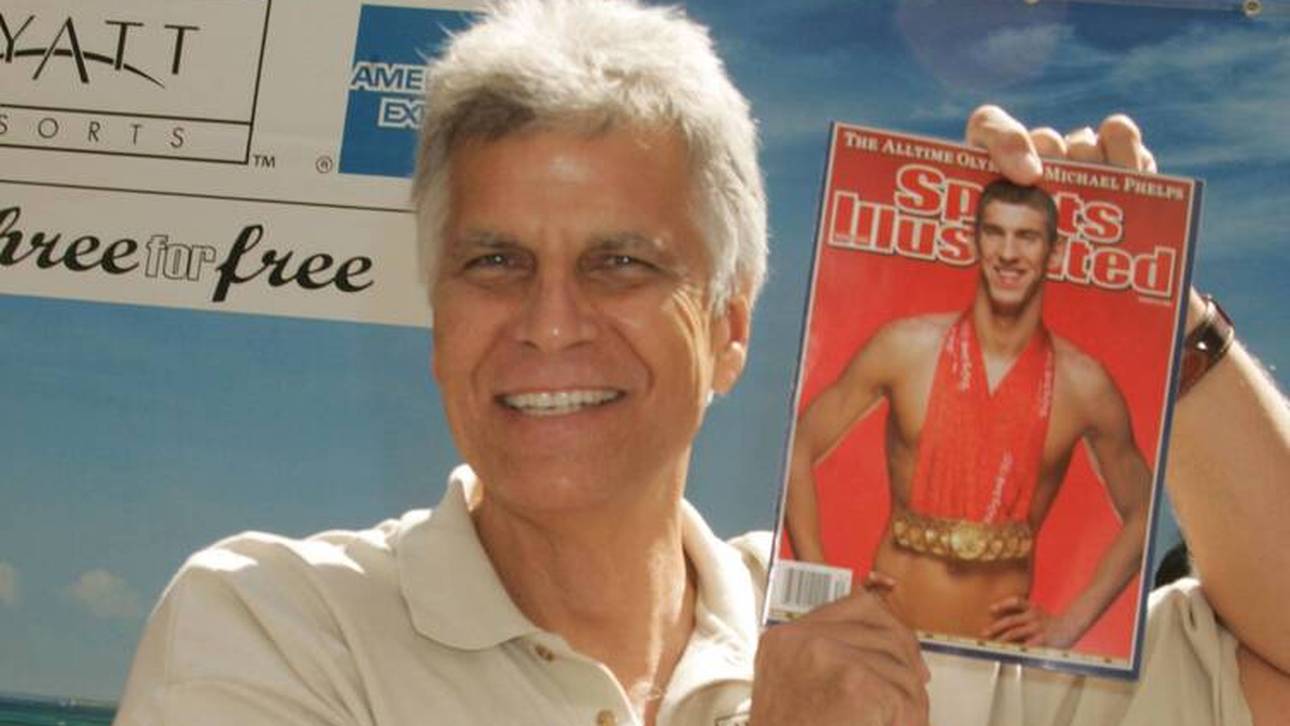 Auch Mark Spitz freute sich 2008 mit Rekordbecher Michael Phelps