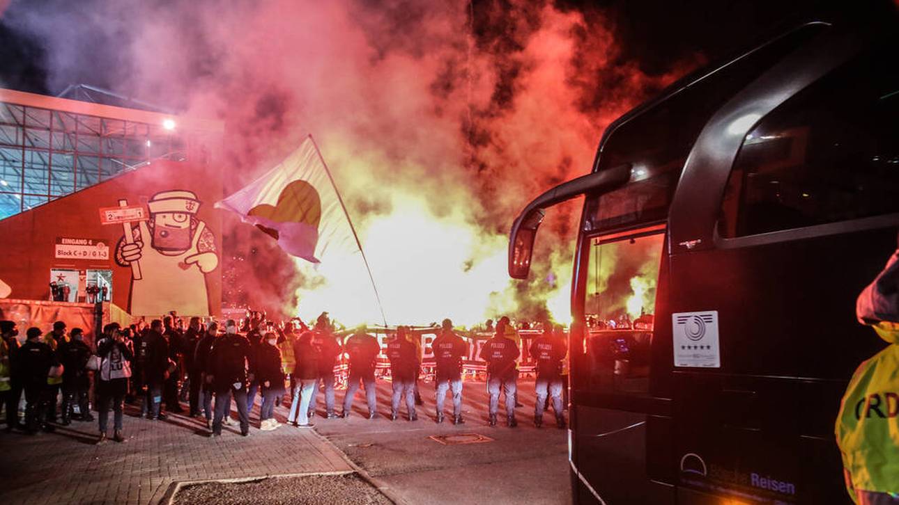 St. Pauli-Fans: Pyro-Show vor Derby