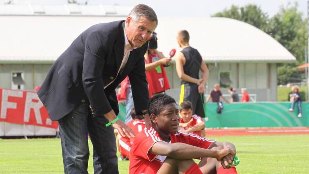 Hier tröstet Werner Kern den damaligen U17-Spieler David Alaba