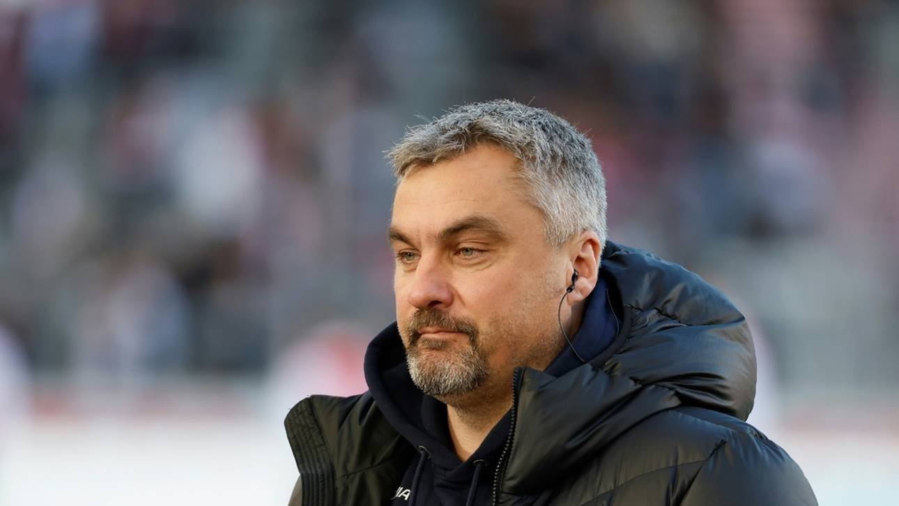 Reis nach Spiel in der Schiri-Kabine