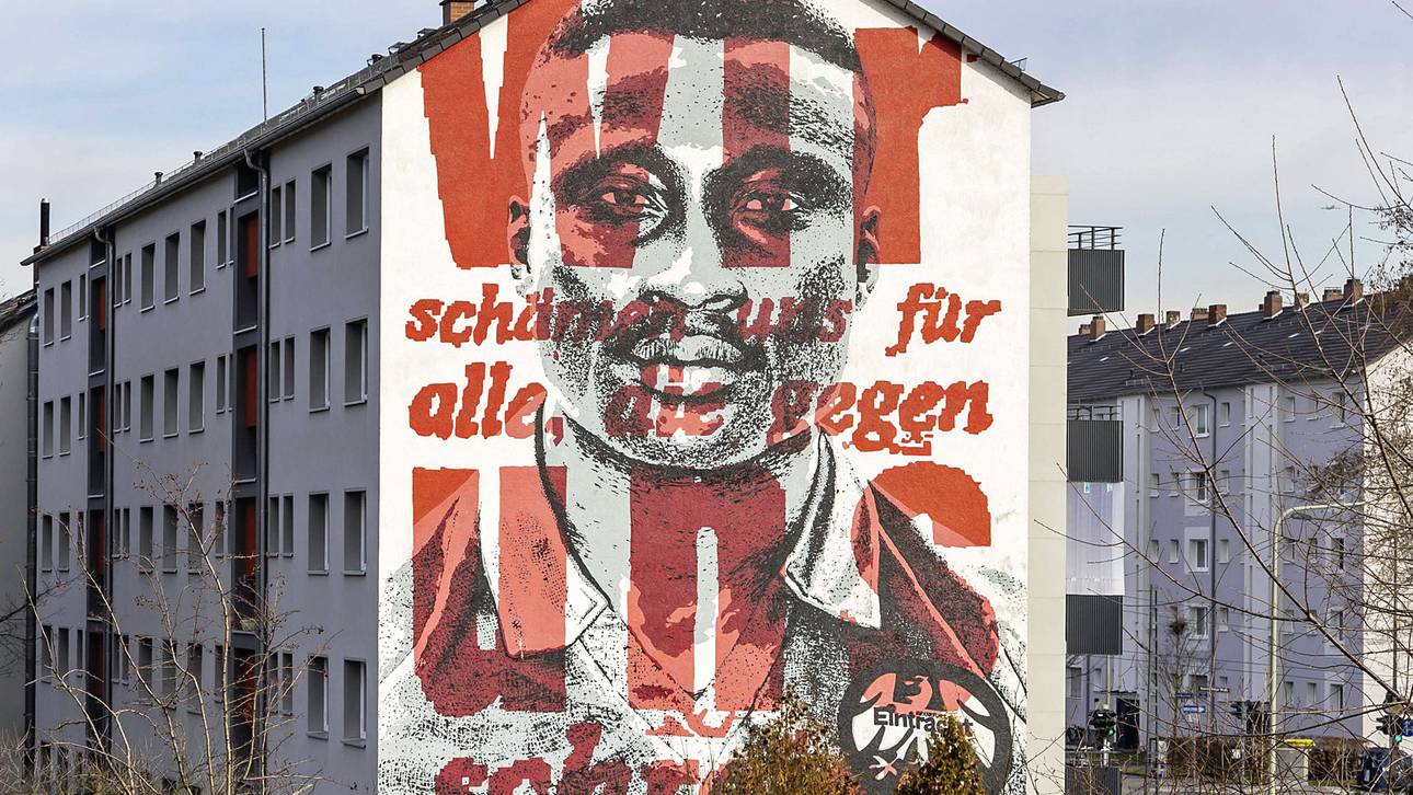 Das Porträt von Anthony Yeboah an der Hausfassade in Frankfurt
