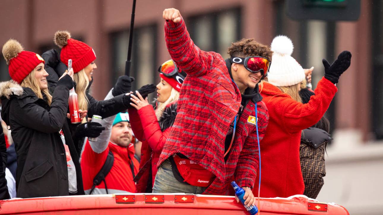 Mahomes pinkelt und klatscht Fans ab