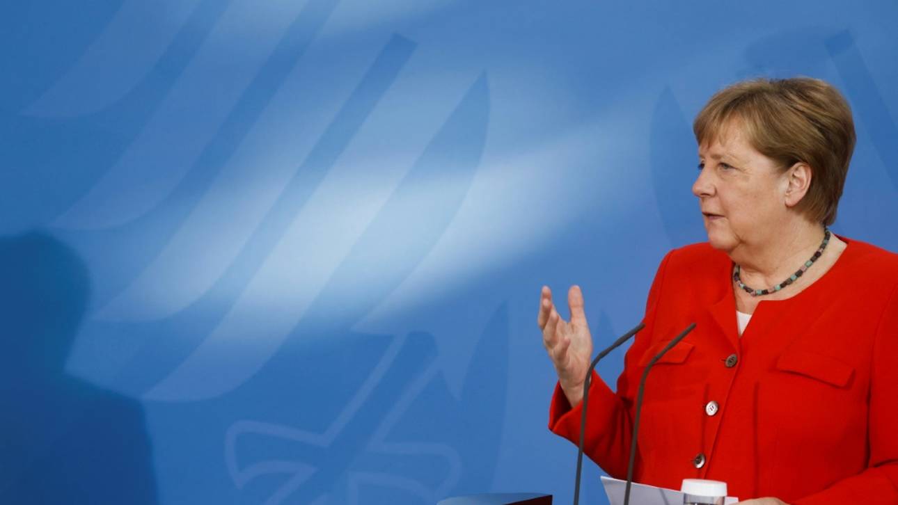 Merkel sieht volle Stadien skeptisch