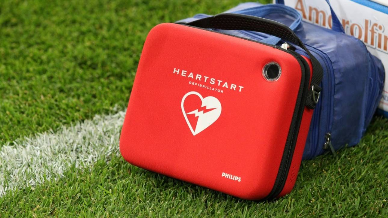 Premier League spendiert Fußballvereinen 2000 Defibrillatoren