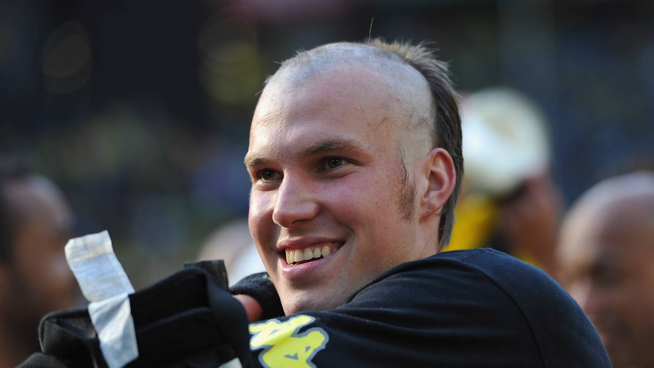 Kevin Großkreutz bestritt die Meisterparty 2011 mit unvollendeter Frisur