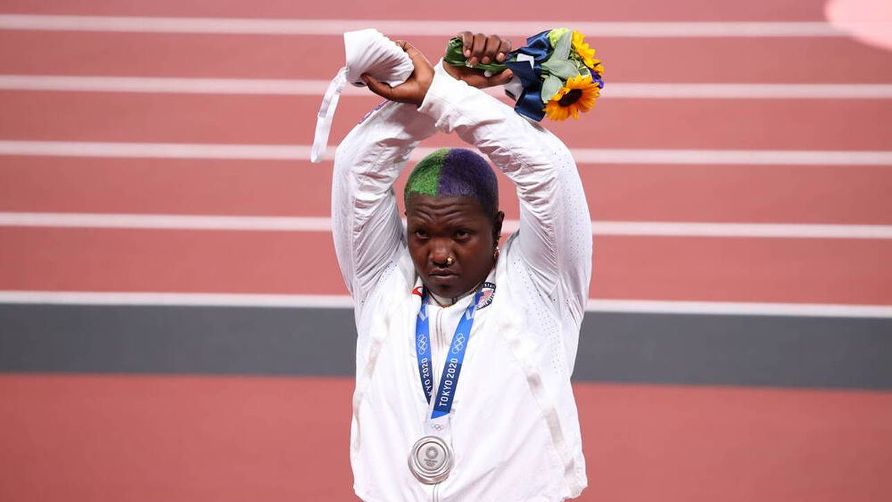 Raven Saunders setzt bei der Siegerehrung ein Zeichen für Minderheiten