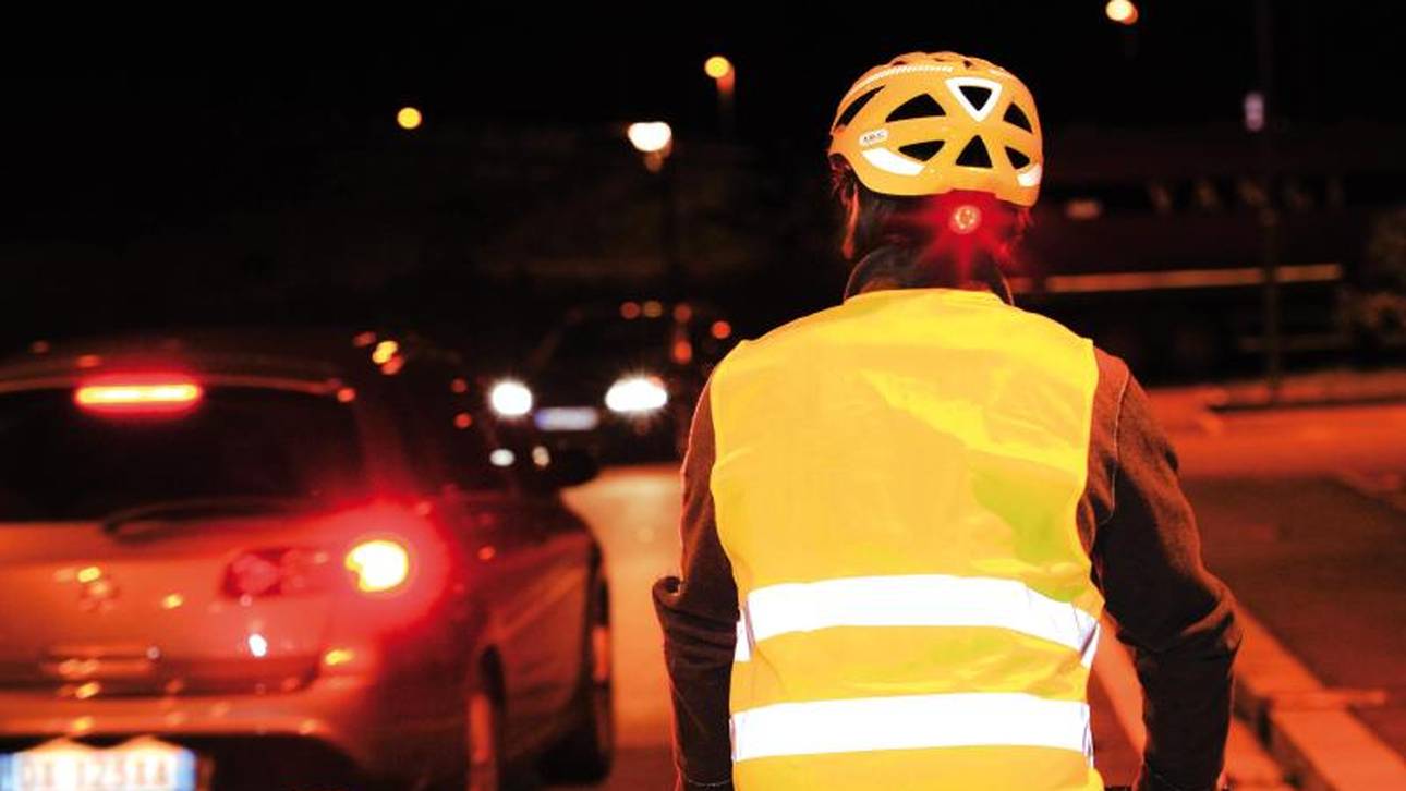 Sehen und gesehen werden: Reflektierende Kleidung, Leuchten und Schutzwesten können die Sicherheit von Radlern bei Dunkelheit erhöhen
