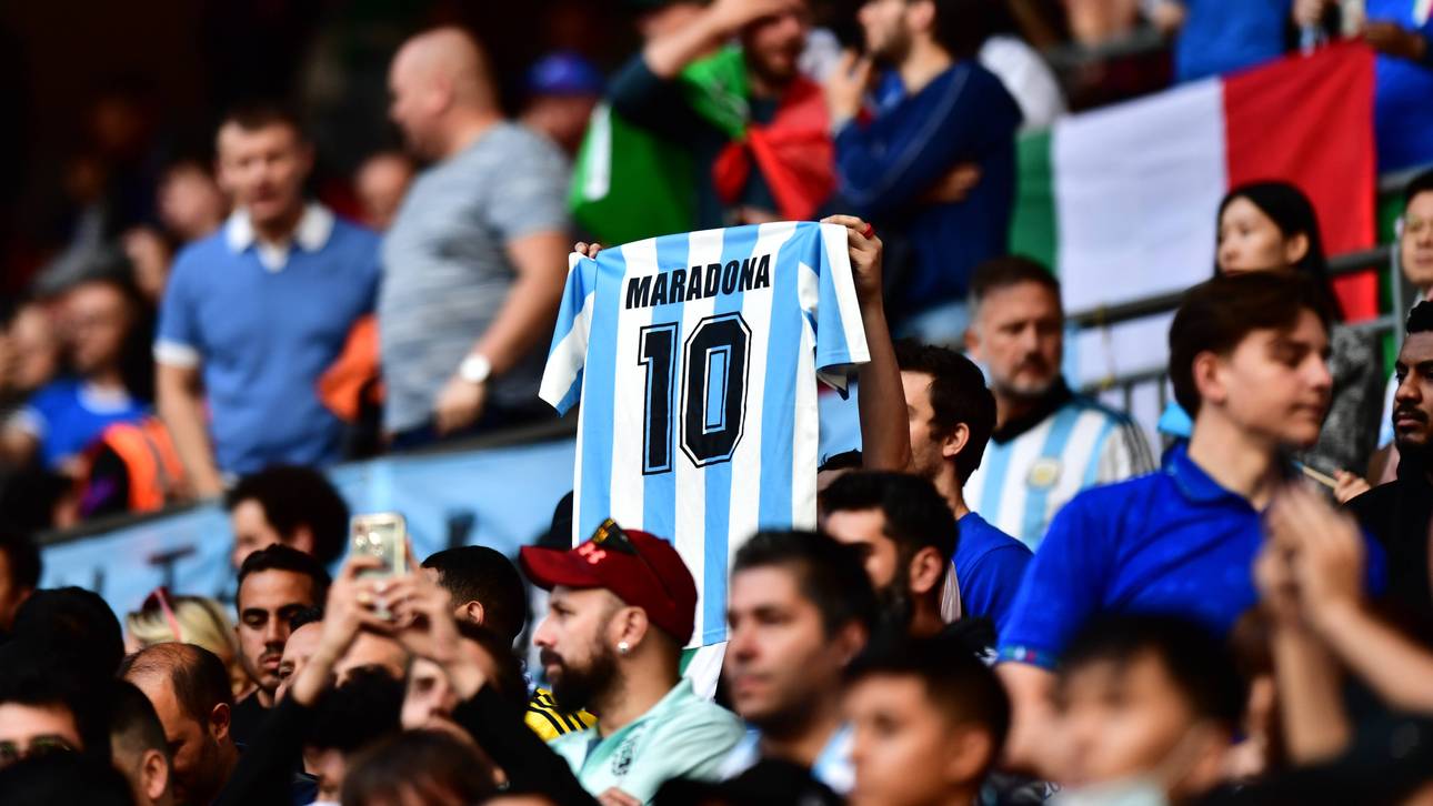 Maradona-Büste erinnert an Bruce Lee