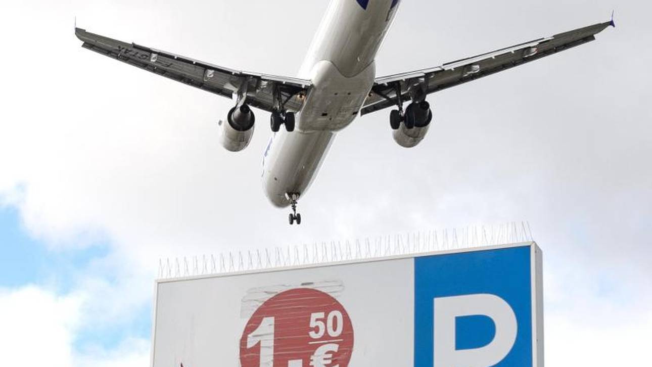 Wer sein Auto in unmittelbarer Nähe zum Flughafen abstellen muss, kann auf weiter entfernten Parkplätzen mit günstigeren Tarifen rechnen
