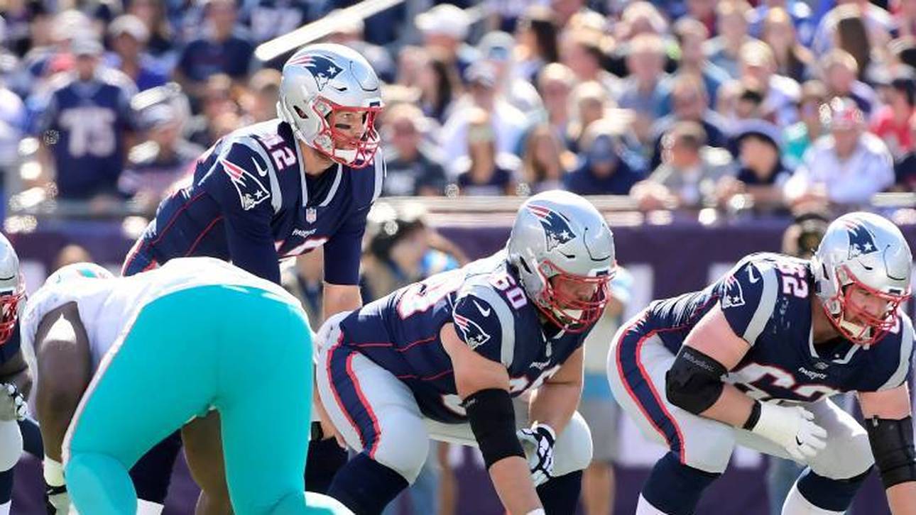 NFL Positionen: Der Quarterback (12) steht hinter der Offensive Line.