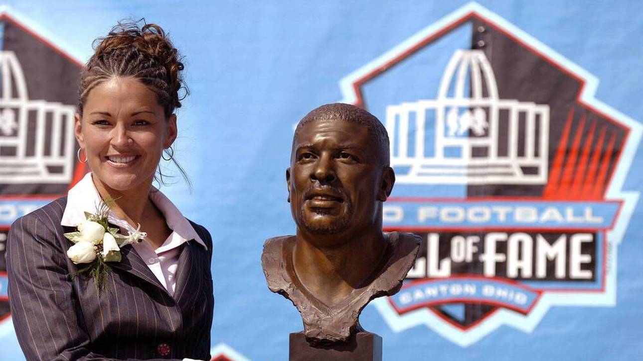 Reggie Whites Witwe Sara mit der Hall-of-Fame-Büste ihres Mannes