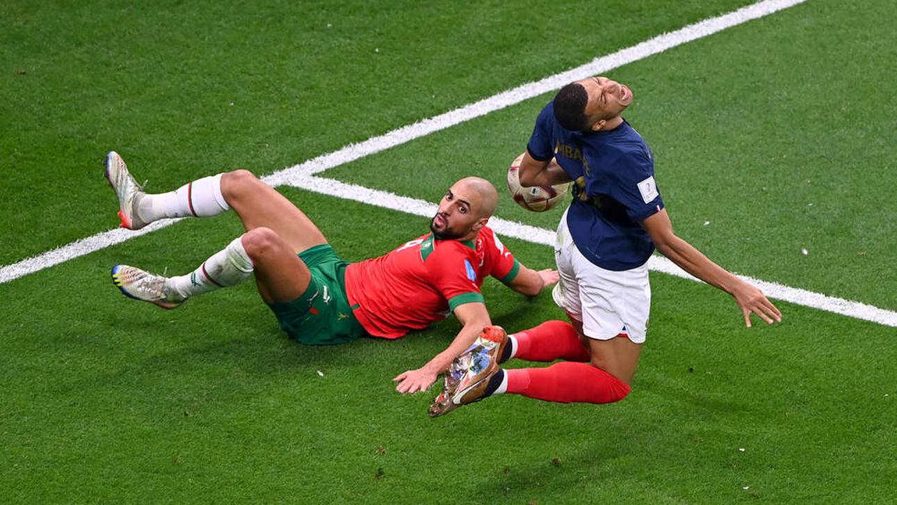 Marokkos Sofyan Amrabat setzte Kylian Mbappé (Frankreich) hart zu