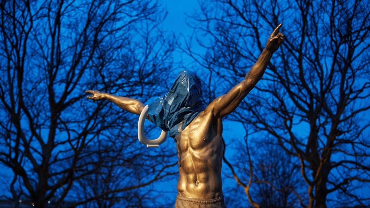 Die Statue von Zlatan Ibrahimovic, verhängt mit einem Müllbeutel und einer Klobrille