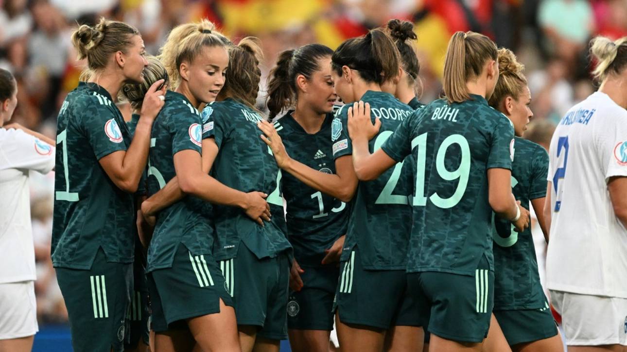 DFB-Frauen gedenken Uwe Seeler