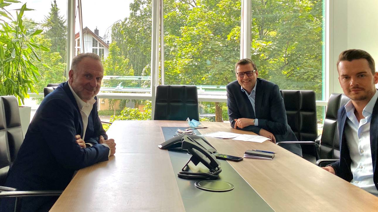 Bayerns Vorstandsboss Karl-Heinz Rummenigge (l.) empfing SPORT1-Chefredakteur Pit Gottschalk (Mi.) und Chefreporter Florian Plettenberg an der Säbener Straße zum Interview