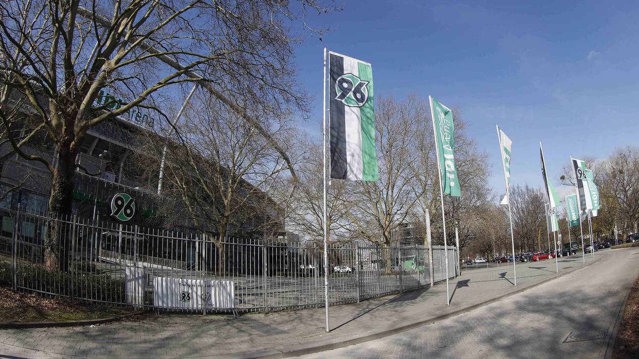 Hannover-Fans feiern vor dem Stadion