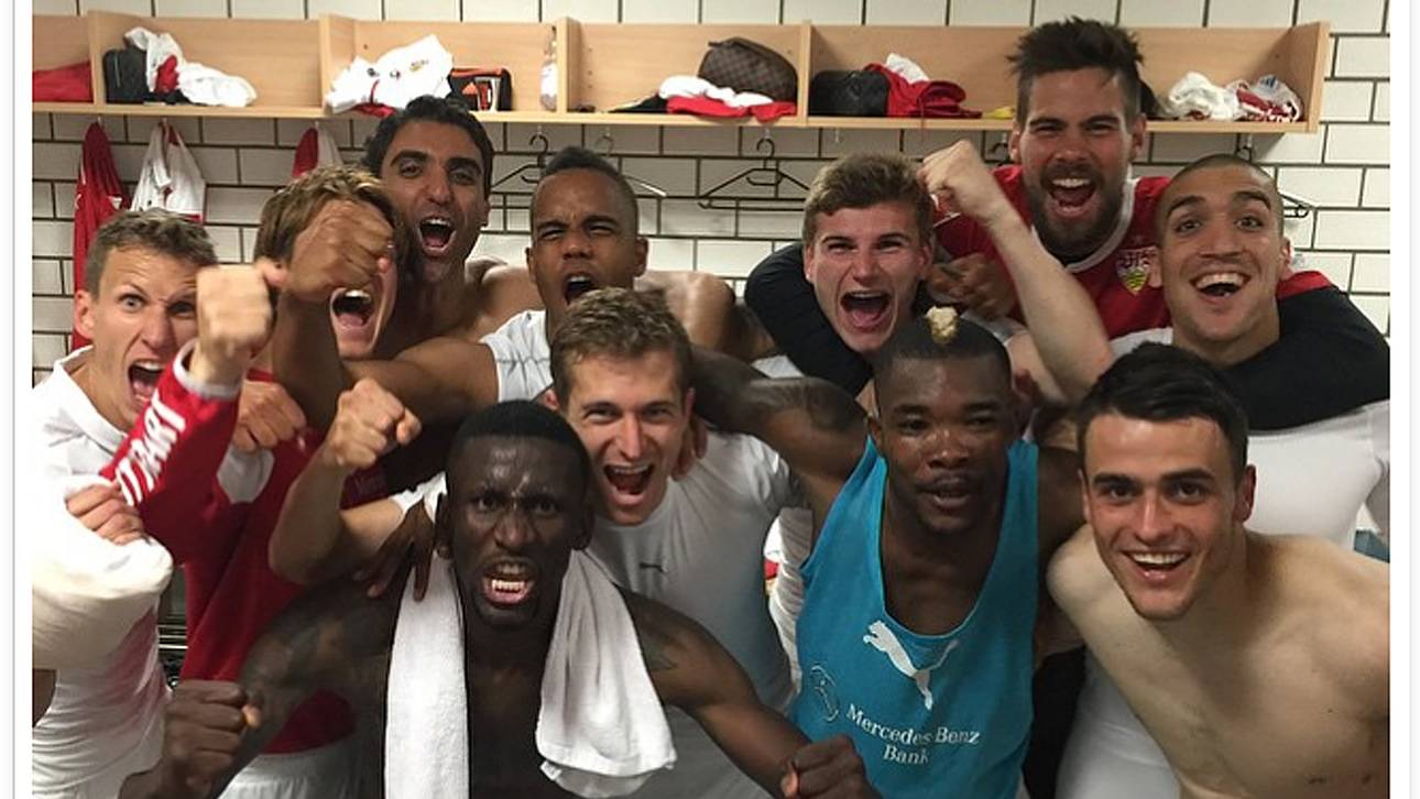 So bejubeln die VfB-Akteure um Antonio Rüdiger den Klassenerhalt