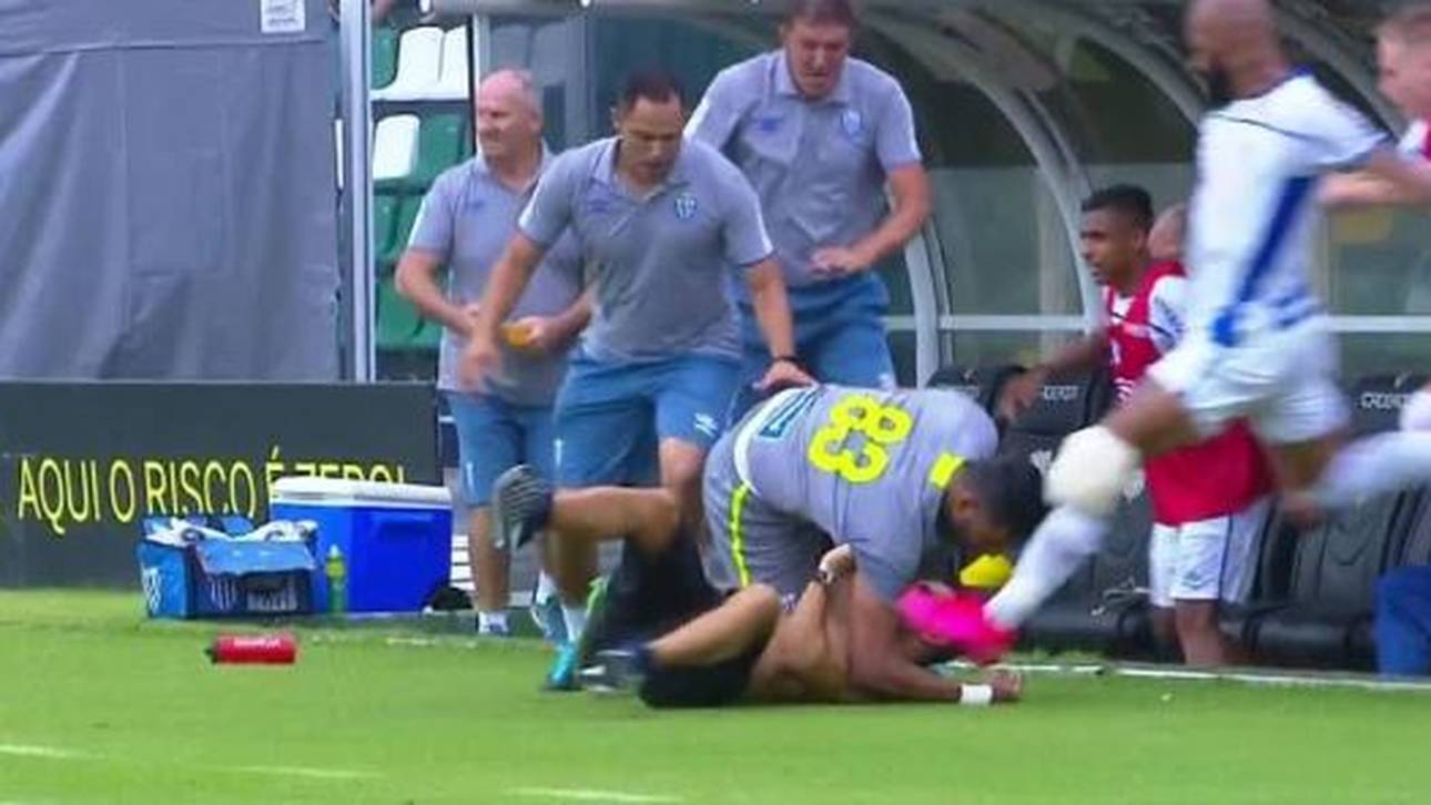 Spieler tritt Flitzer gegen Kopf