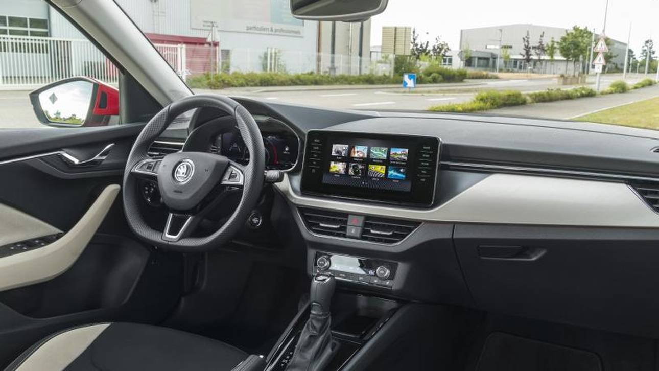 Im Cockpit des Kamiq befinden sich verschiedene digitale Instrumente und ein großer Touchscreen