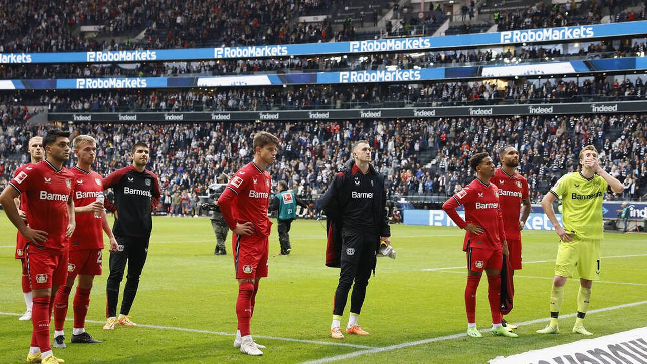 Bedrückte Mienen: Leverkusens Spieler stellen sich nach der Klatsche in Frankfurt den Fans