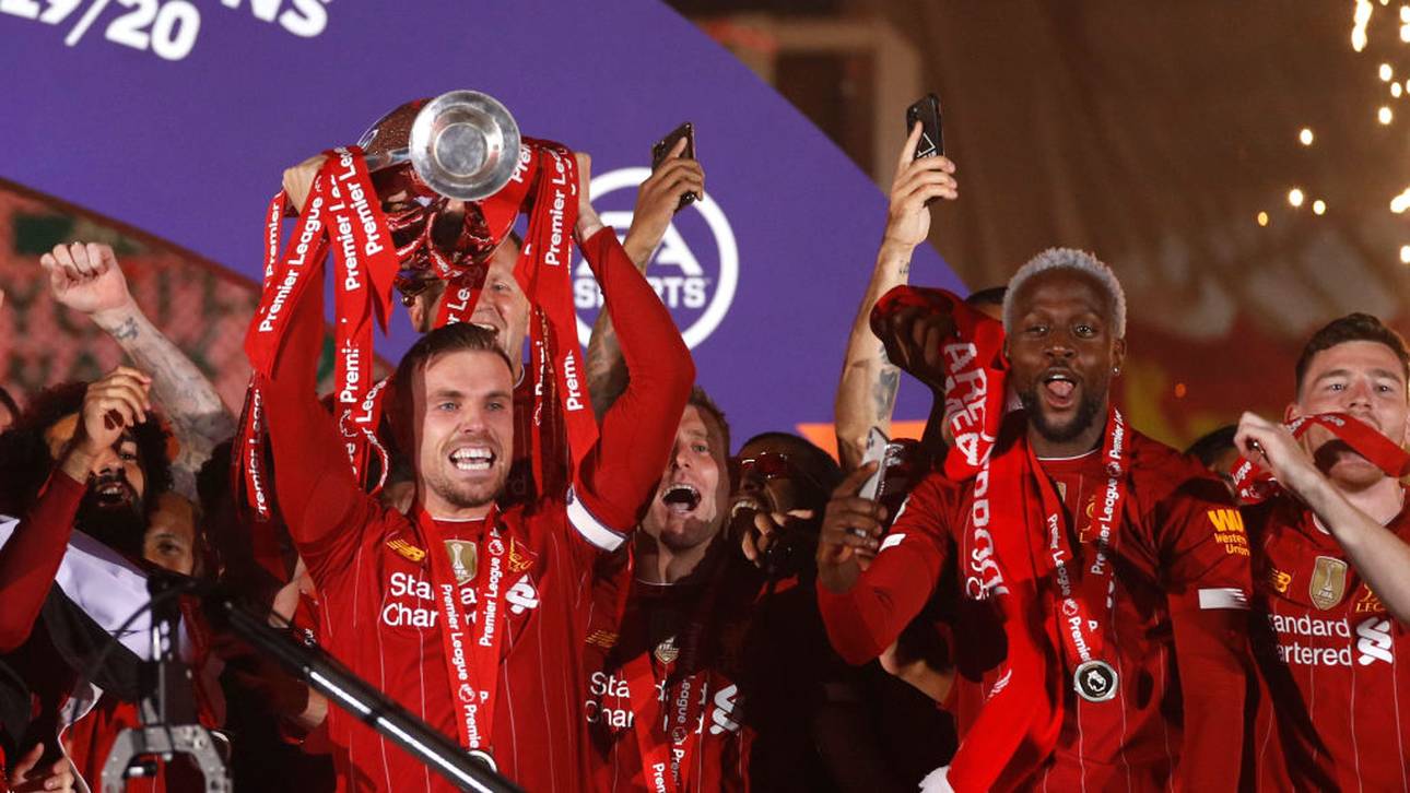 Jordan Henderson durfte die Trophäe als erster in die Luft stemmen