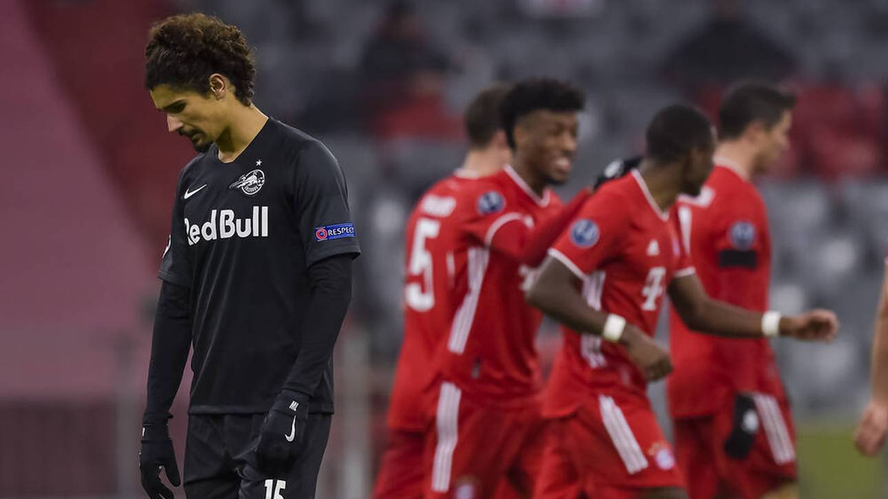 Andre Ramalho (Salzburg) lässt den Kopf hängen, hinten jubeln die Bayern-Stars