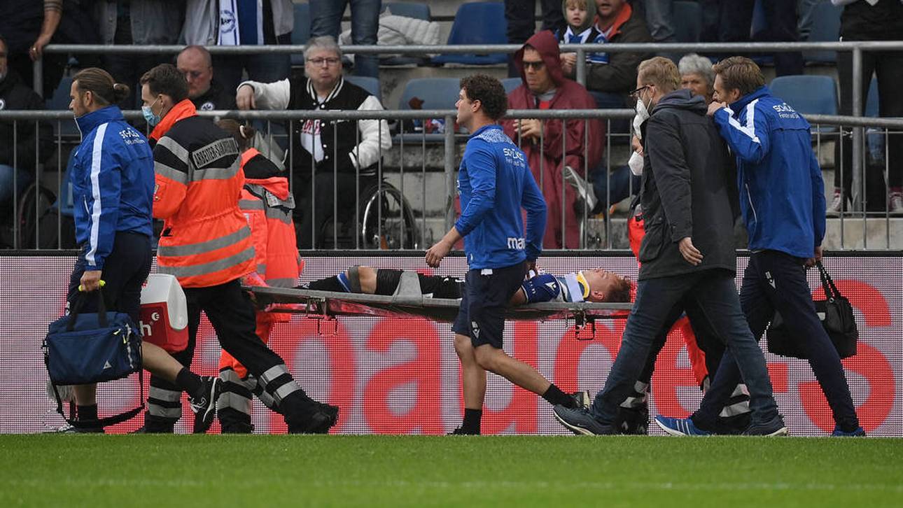 Arminia-Profi mit Trage abtransportiert