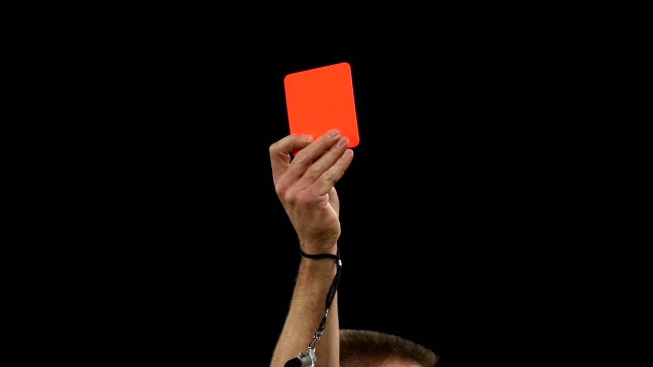 Schiri mit Eckfahne attackiert