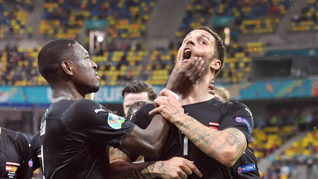 David Alaba (L) drückt Marko Arnautovic den Mund zu