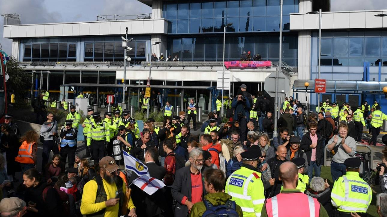 Olympiasieger klebt sich selbst an Flugzeug