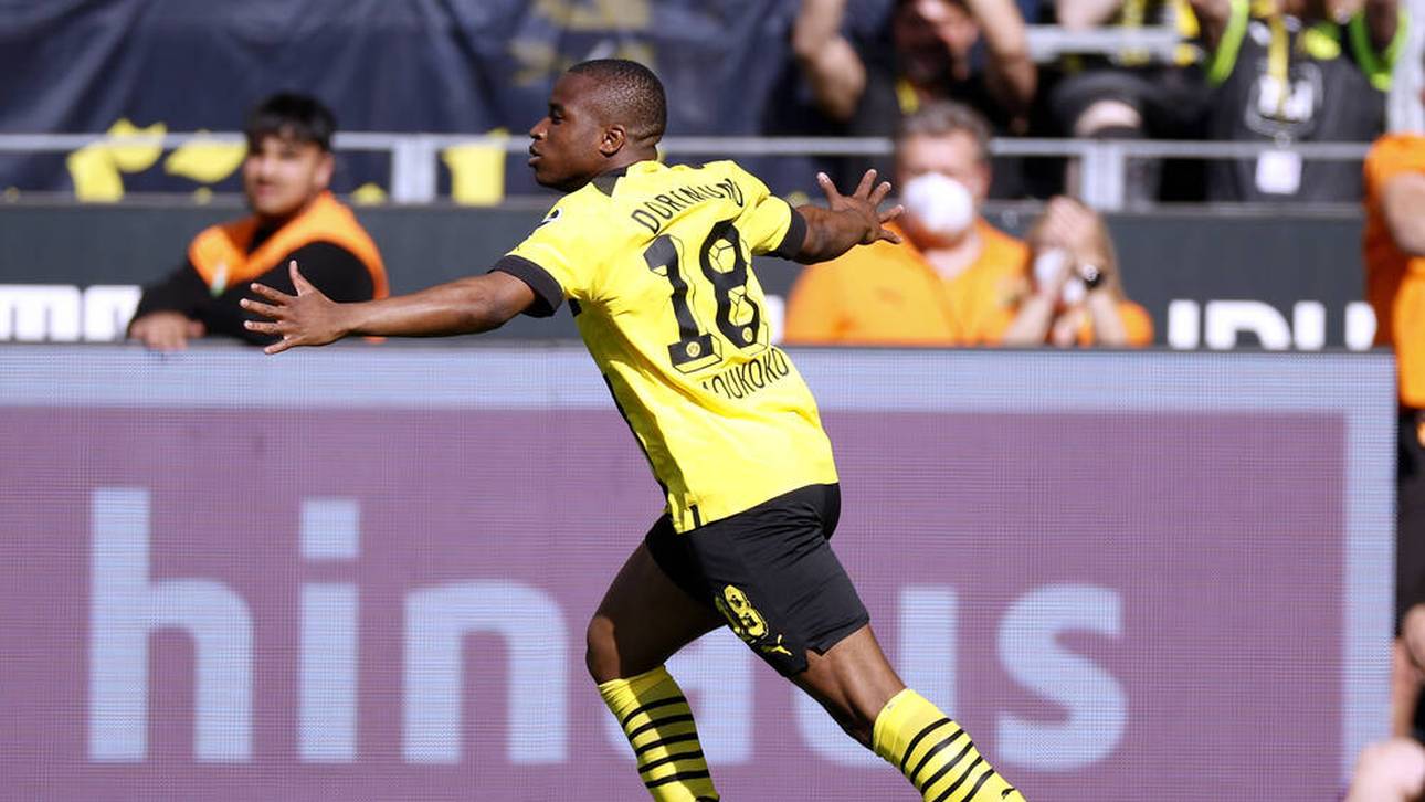 Moukoko erhält besonderes Geschenk