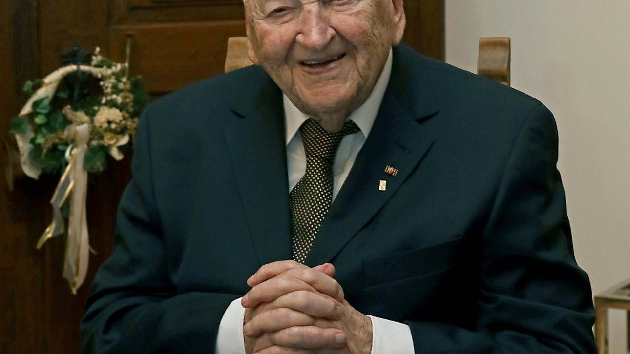 Keller und Curtius gratulieren DFB-Ehrenpräsident Braun