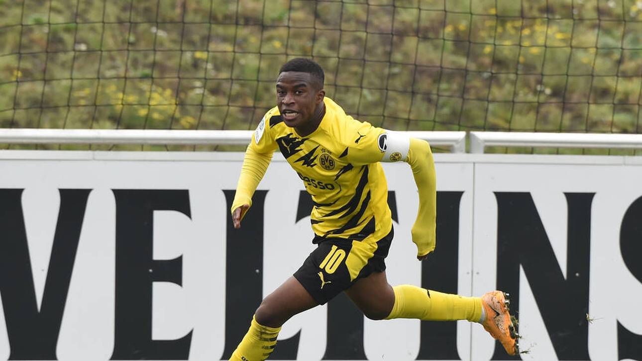 Debüt naht! Moukoko im BVB-Kader