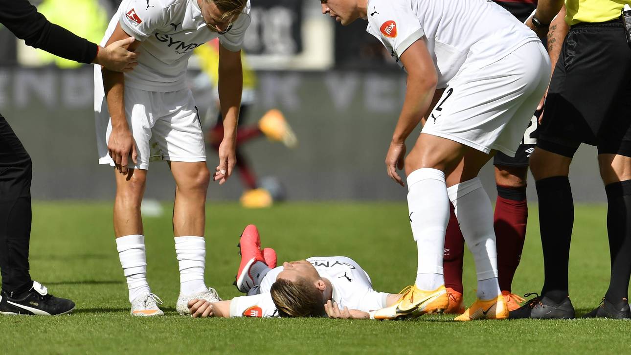 SVS-Spieler mit Trage vom Feld