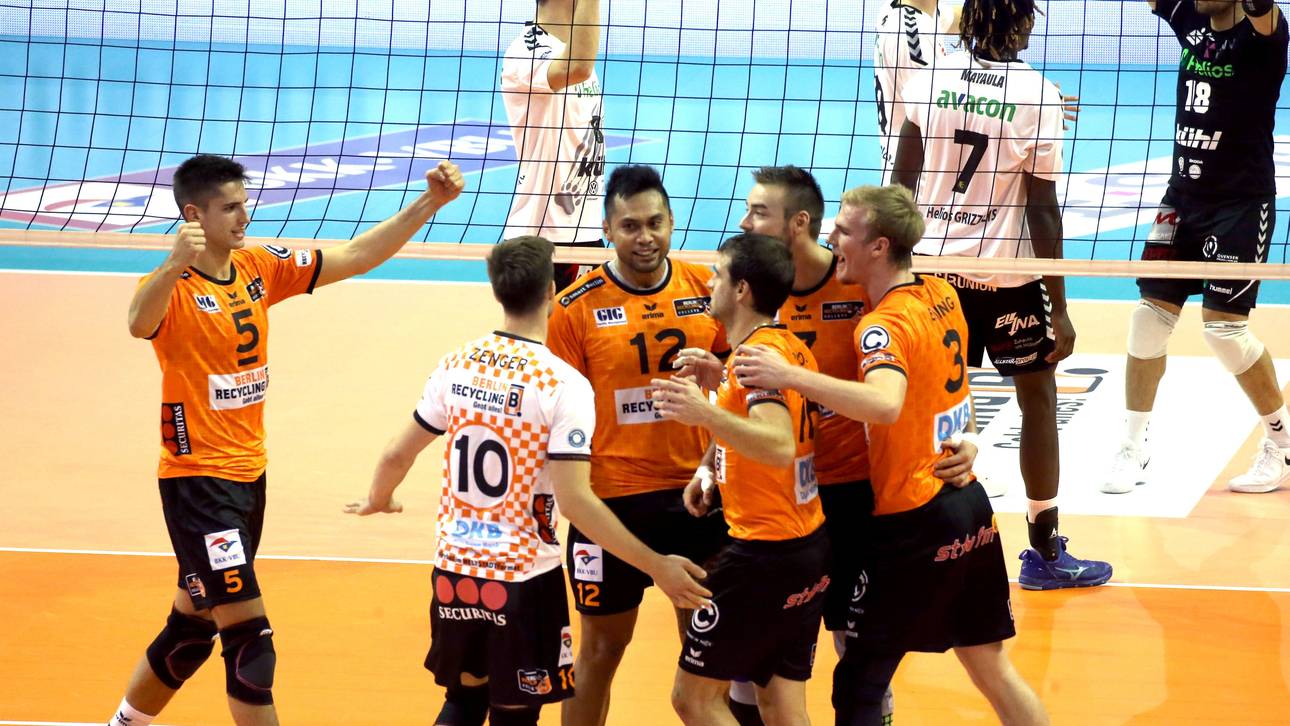 BR Volleys feiern Sieg gegen Grizzlys