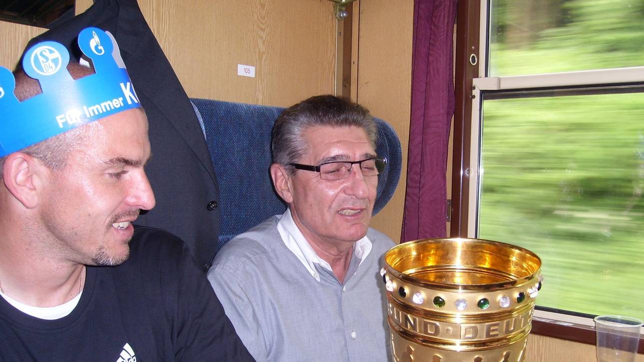 Pokalsieger 2011! Rudi Assauer (r.) feiert 2011 im Zug mit dem damaligen Schalke-Torwart Mathias Schober, der zur neuen Saison Direktor der Schalker Knappenschmiede wird
