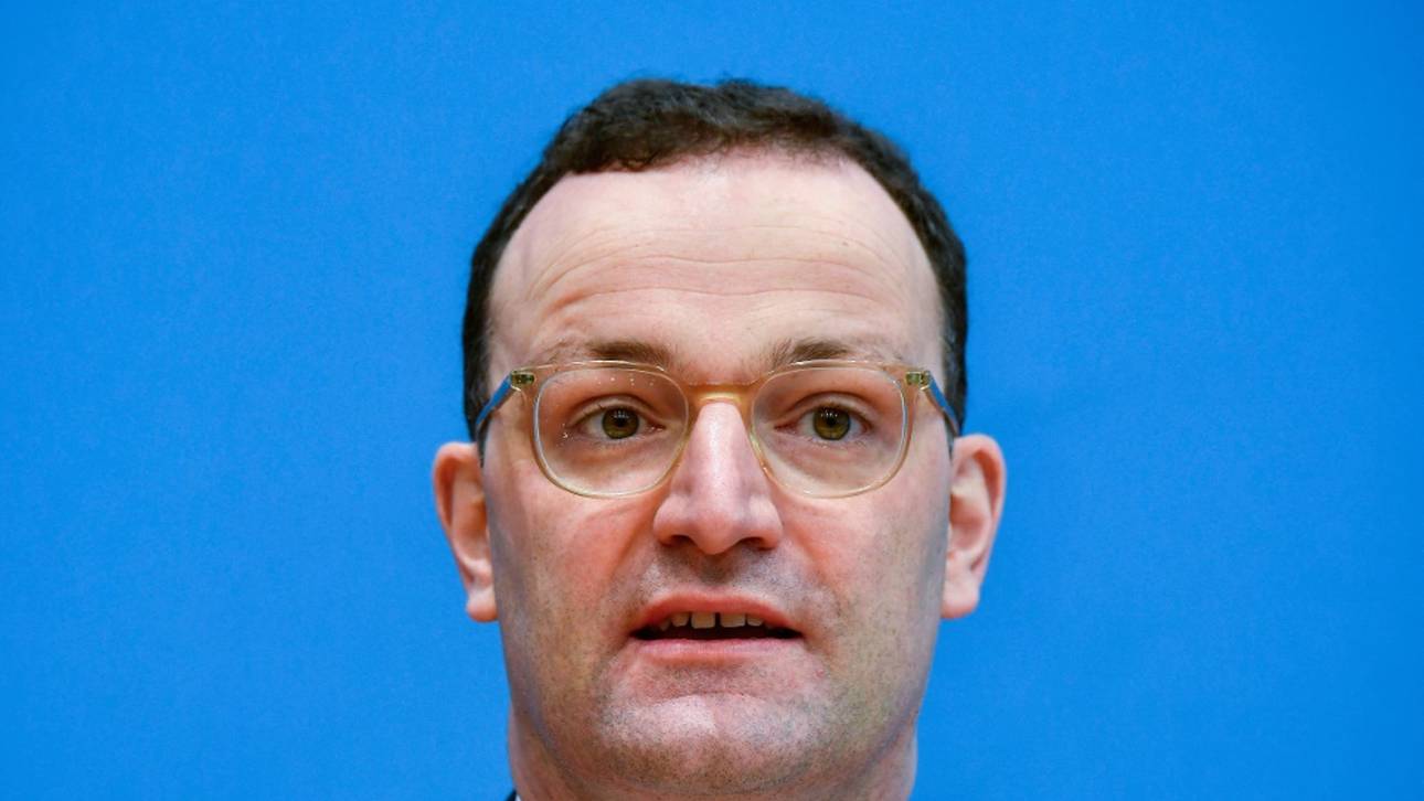 Spahn: Profifußball vertretbar