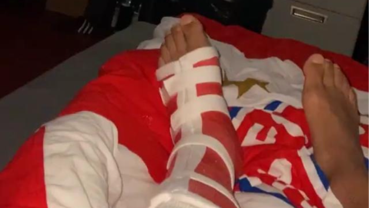 Der linke Fuß von Armindo Sieb ist dick eingepackt