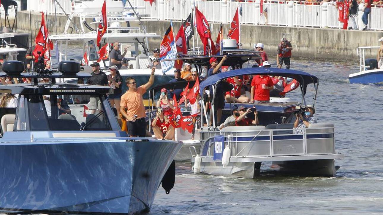 NFL-Superstar Tom Brady von SuperBowl-Sieger Tampa Bay Buccaneers während der Siegesparade auf dem Wasser