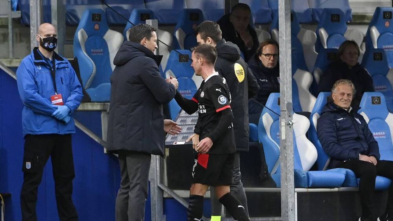 Roger Schmidt (l.) bedankt sich bei Mario Götze