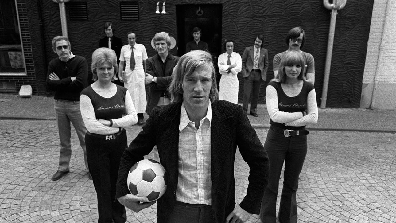 Günter Netzer mit seinen Angestellten vor seiner Diskothek Lovers Lane