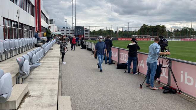 Die Journalisten warten auf den Beginn des Trainings