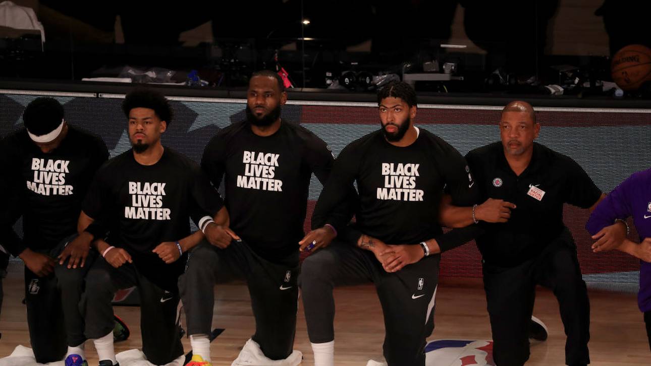 Die Lakers mit LeBron James (m.) und Anthony Davis (2.v.r.) knieten während der Nationalhymne