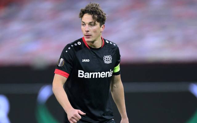 Bayer Leverkusen Verlangert Vertrag Mit Julian Baumgartlinger Trotz Verletzung