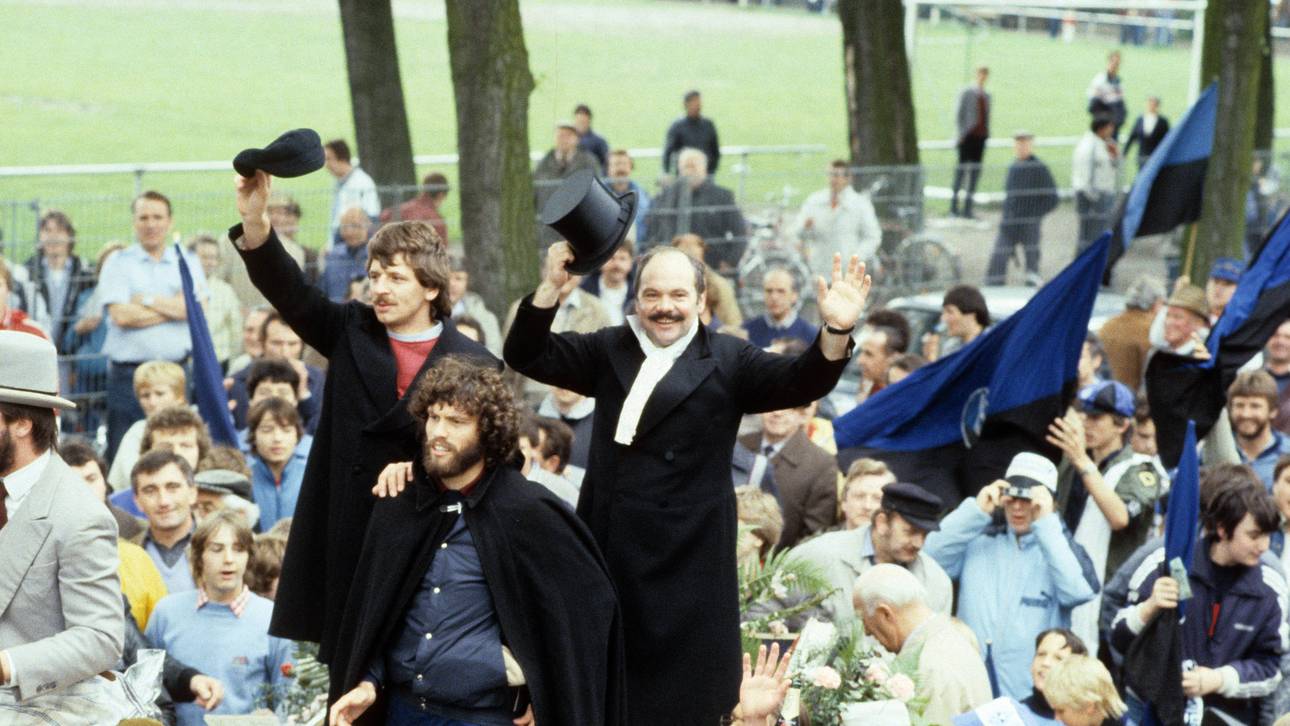 Klaus Schlappner (r.) feiert den Aufstieg mit Waldhof Mannheim